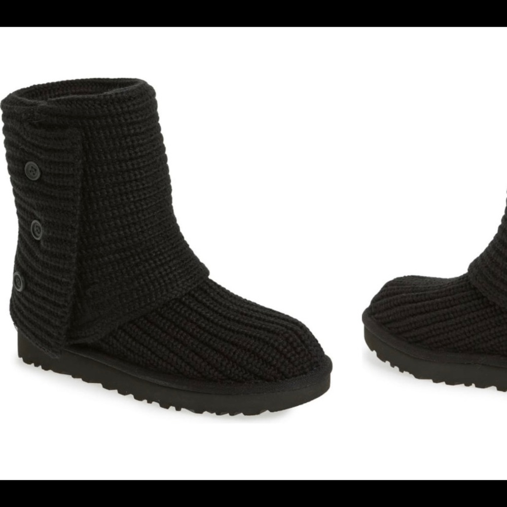 Black yarn UGGS